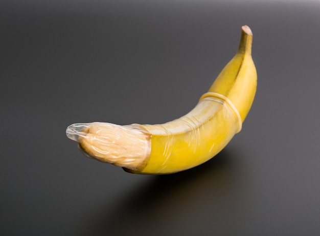 Große Banane mit Kondom