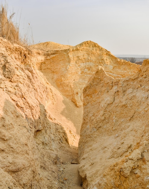 Große Berge aus gelbem Sand. Sandsteinbruch. Steinbruchsandabbau