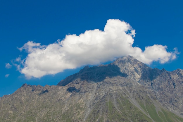 Große Bergspitze mit Wolken