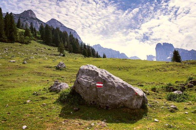 Grosse Bischofsmutze montaña en Alpes Gosau Gmunden distrito Estado federal de Alta Austria día soleado de verano exploración wanderlust concepto