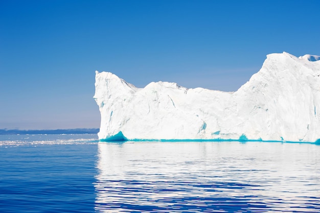 Große blaue Eisberge im Atlantik. Ilulissat-Eisfjord, Westgrönland