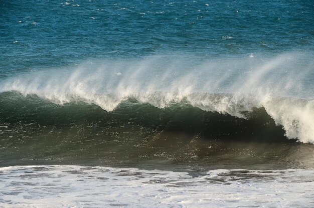 Große blaue Welle bricht im Atlantischen Ozean