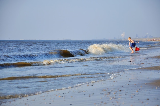 Große blaue Wellen in der Nordsee von Zandvoort in Holland