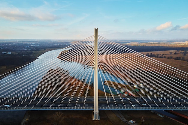 Große Brücke über den Fluss mit Autoverkehr