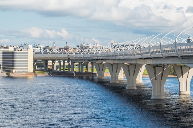 Große Brücke über den großen Vollwasserfluss gegen bewölkten Himmel
