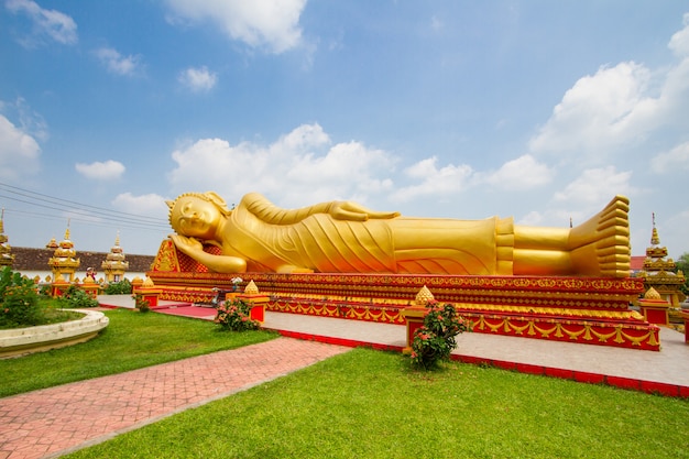 Große buddha-statue bei wat pha that luang in vientiane, laos