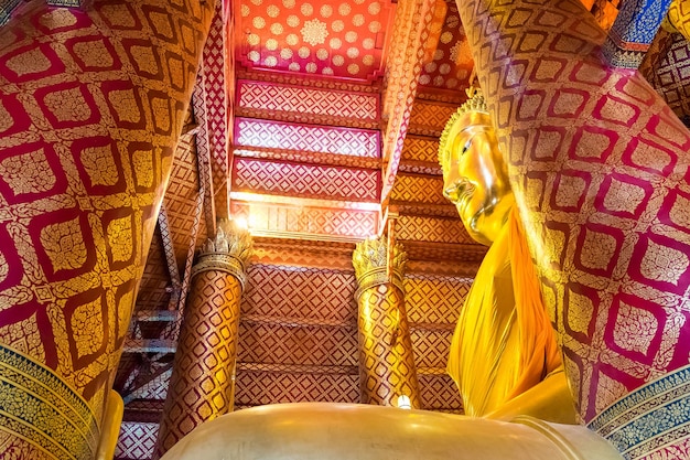 Große Buddha-Statue golden elegant in der Kapelle