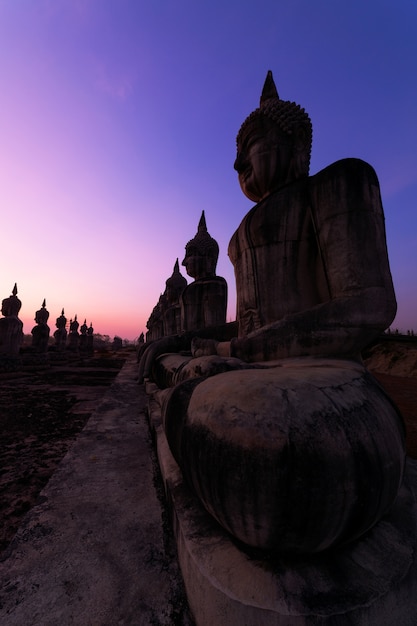 Große Buddha-Statue im schönen Sonnenaufgang an Provinz Nakhon Si Thammarat, Thailand.