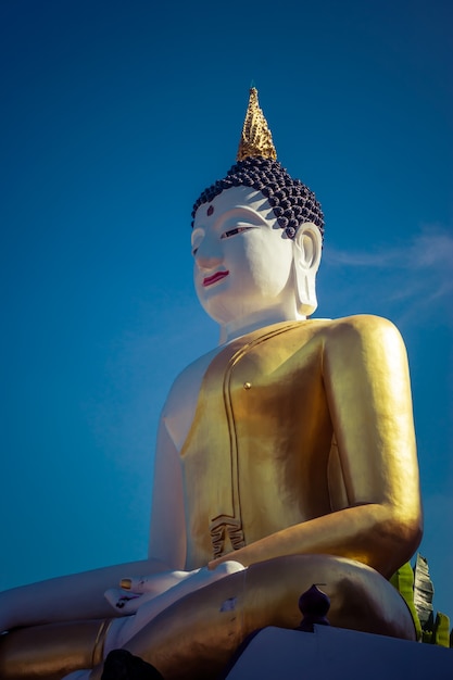 Große Buddha-Statue im Tempel Wat Rajamontean, Chiang Mai, Thailand