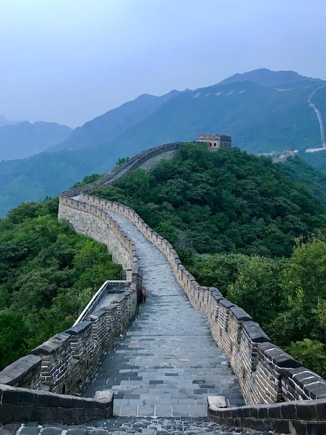 Große chinesische Mauer auf einem Berg gegen den Himmel