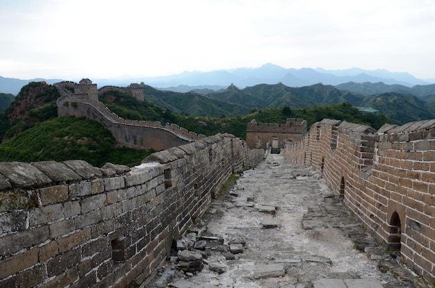 Große chinesische Mauer gegen Berge