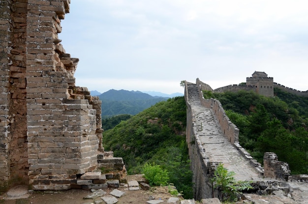 Große chinesische Mauer gegen Berge