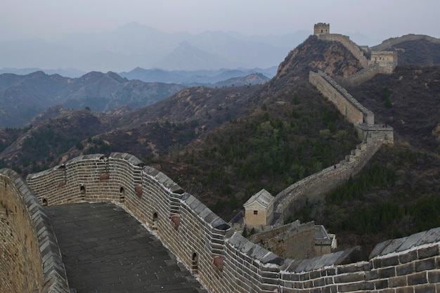 Foto große chinesische mauer gegen den himmel bei nebligem wetter