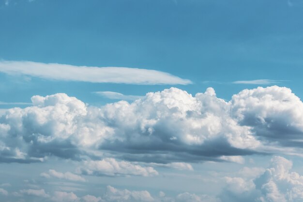 Große Cumuluswolke gegen blauen Himmel