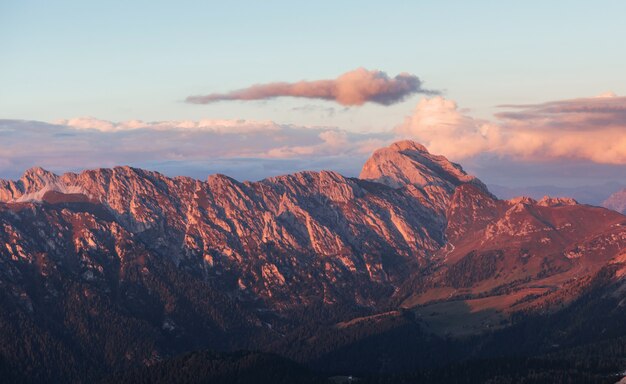 Große Dolomitberge mit Bäumen unten im täglichen Sonnenlicht.