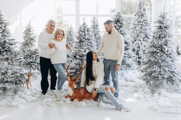 Große Familie, die Weihnachten feiert