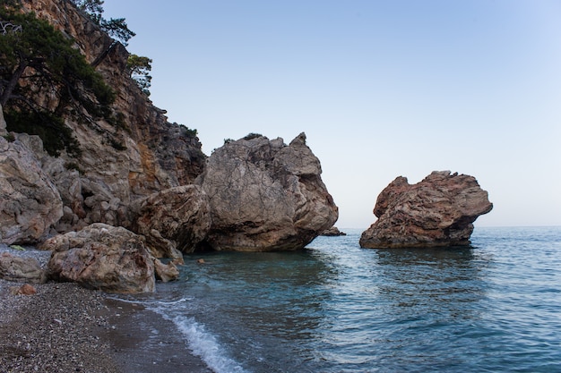 Große Felsbrocken in der Nähe der Klippe am Meer