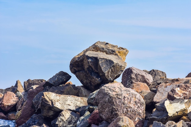 Große Felsen Felsbrocken stapeln sich auf Tageslicht Himmelshintergrund