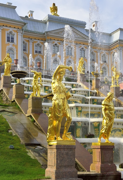 Große Fontänenkaskade Goldene Skulpturen antiker Helden zwischen den Wasserstrahlen und Spritzern