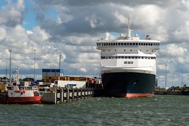 Große Frachter- oder Kreuzfahrtschiffladung am Hafen.