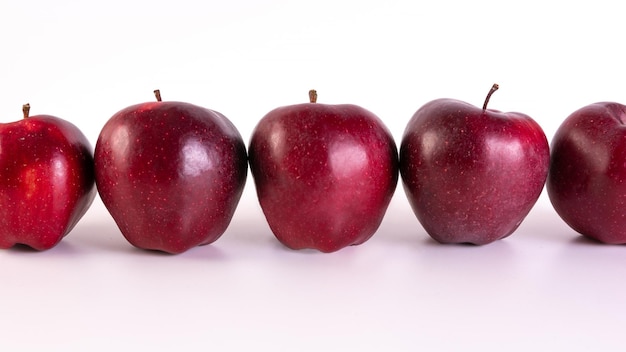Große frische rote Äpfel auf weißem Hintergrund