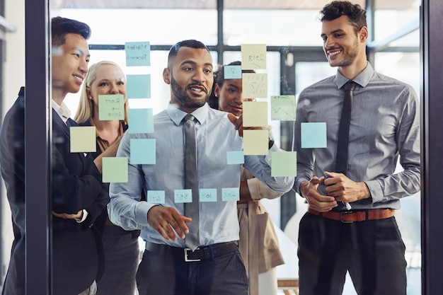 Große Geschäftsideen liegen direkt vor ihnen Aufnahme einer Gruppe junger Geschäftsleute bei einer gemeinsamen Brainstorming-Sitzung in einem modernen Büro