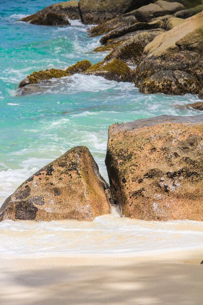 Große glatte Steine mit türkisfarbenem Wasser auf der Paradiesinsel der Seychellen