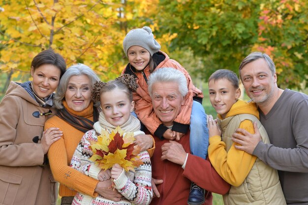 Große, glückliche Familie