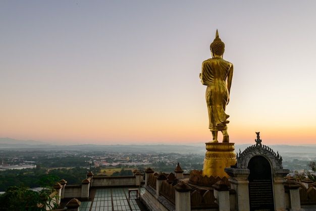 Große goldene Buddha-Statue, die in Wat Phra That Kao Noi am Morgen in der Provinz Nan Thailand steht