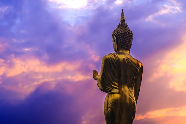 Große goldene Buddha-Statue