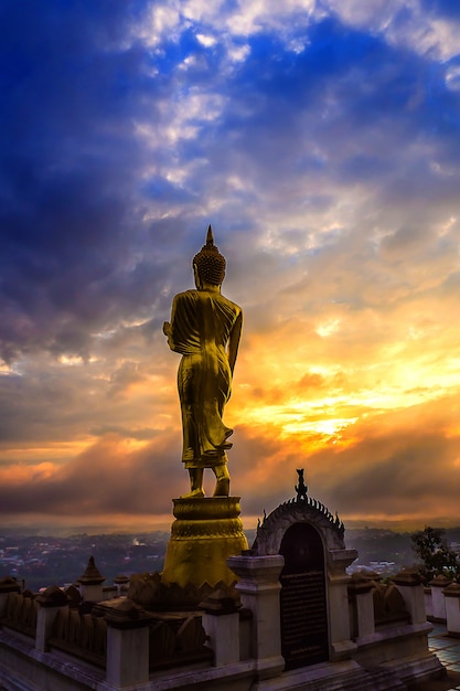 Große goldene Buddha-Statue