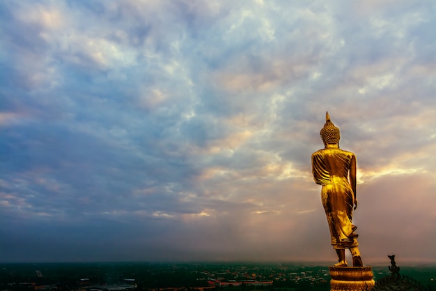 Große goldene Buddha-Statue