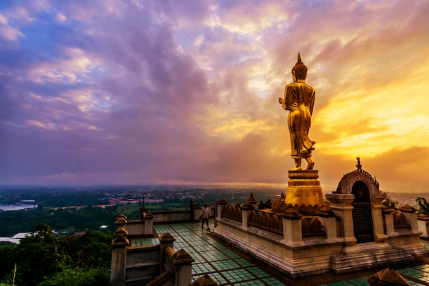 Große goldene Buddha-Statue