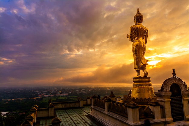 Große goldene Buddha-Statue