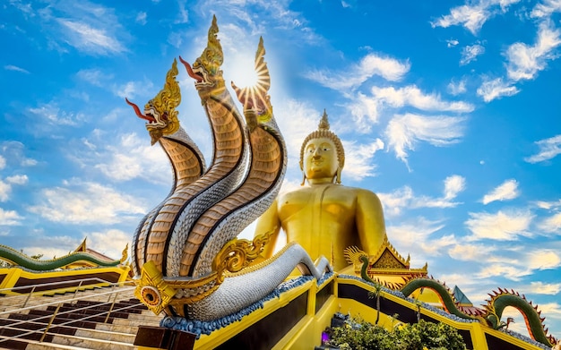 Große goldene Buddha-Statuen mit Schlange vorne in Tanga Thailand xA