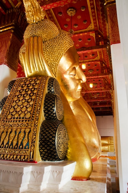 Große goldene liegende Buddha-Statue in Ubosot oder Kapelle im Tempel Wat Pa Mok Worawihan für Menschen, die am 25. Januar 2017 in Ang Thong Thailand beten und besuchen