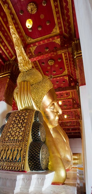 Große goldene liegende Buddha-Statue in Ubosot oder Kapelle im Wat Phra Non Chakkrasi Worawihan für Menschen, die am 9. Februar 2017 in Sing Buri Thailand beten und besuchen