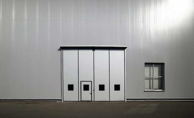 Große graue Tore am Industriegebäude für Schwermaschinen- und Maschinenbaukonzept