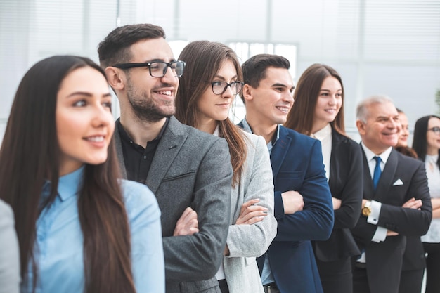 Große Gruppe erfolgreicher Geschäftsleute, die zusammenstehen. das Konzept der Teamarbeit