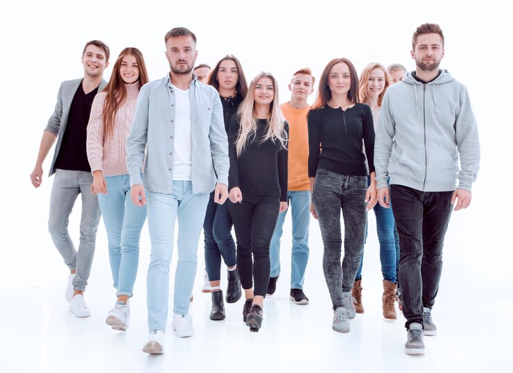 Foto große gruppe fröhlicher freunde, die zusammen spazieren gehen