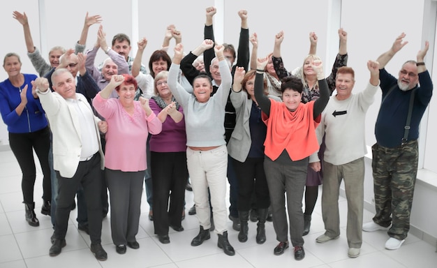 Große Gruppe glücklicher Menschen, die ihren Teamsieg applaudieren