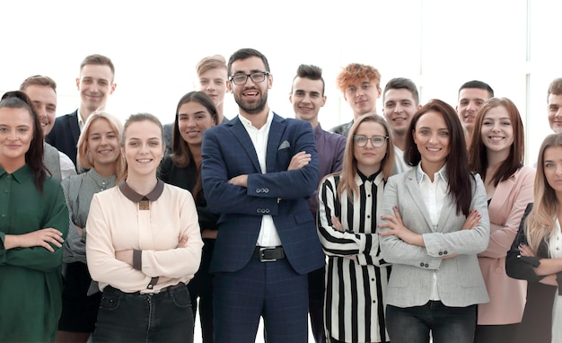 Große Gruppe junger Leute, die zusammenstehen