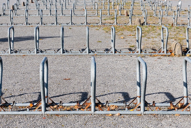 Große Gruppe moderner Fahrradständer in Klammerform auf einem öffentlichen Parkplatz