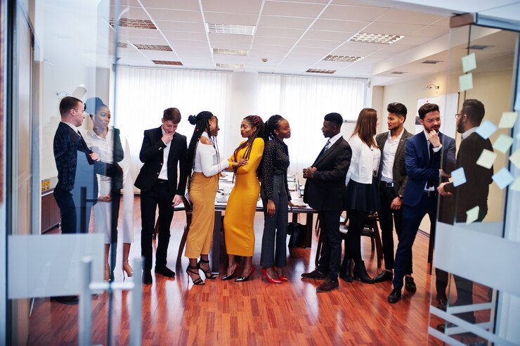 Große Gruppe von Geschäftsleuten, die im Büro stehen