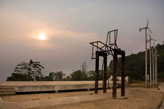 Große Holzschaukel am Aussichtspunkt Pang Ma Pha Scenic Point und Luk Khao Lam Viewpoint für Thais und ausländische Reisende, die am Morgen reisen, während PM 25 Staubsituation in Mae Hong Son Thailand