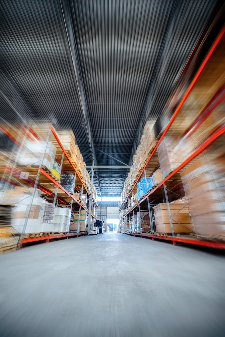 Foto große industrie- und logistikunternehmen im hangar-lager