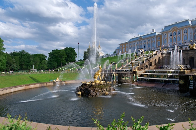 Große Kaskade. Schloss Peterhof. Sankt-Petersburg, Russland - 3. JUNI 2015