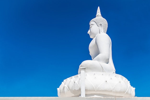 Große konkrete Buddha-Statue mit blauem Himmel