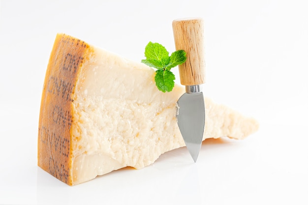 Große Kuchen des Parmesankäses auf weißem Hintergrund