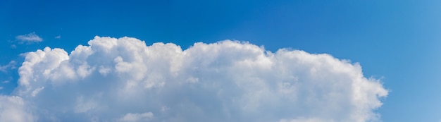 Große lange weiße Wolken am blauen Himmel